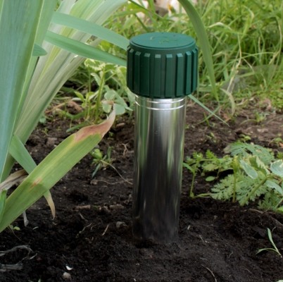 Поместите прибор в почве на своем участке, и он начнет работать